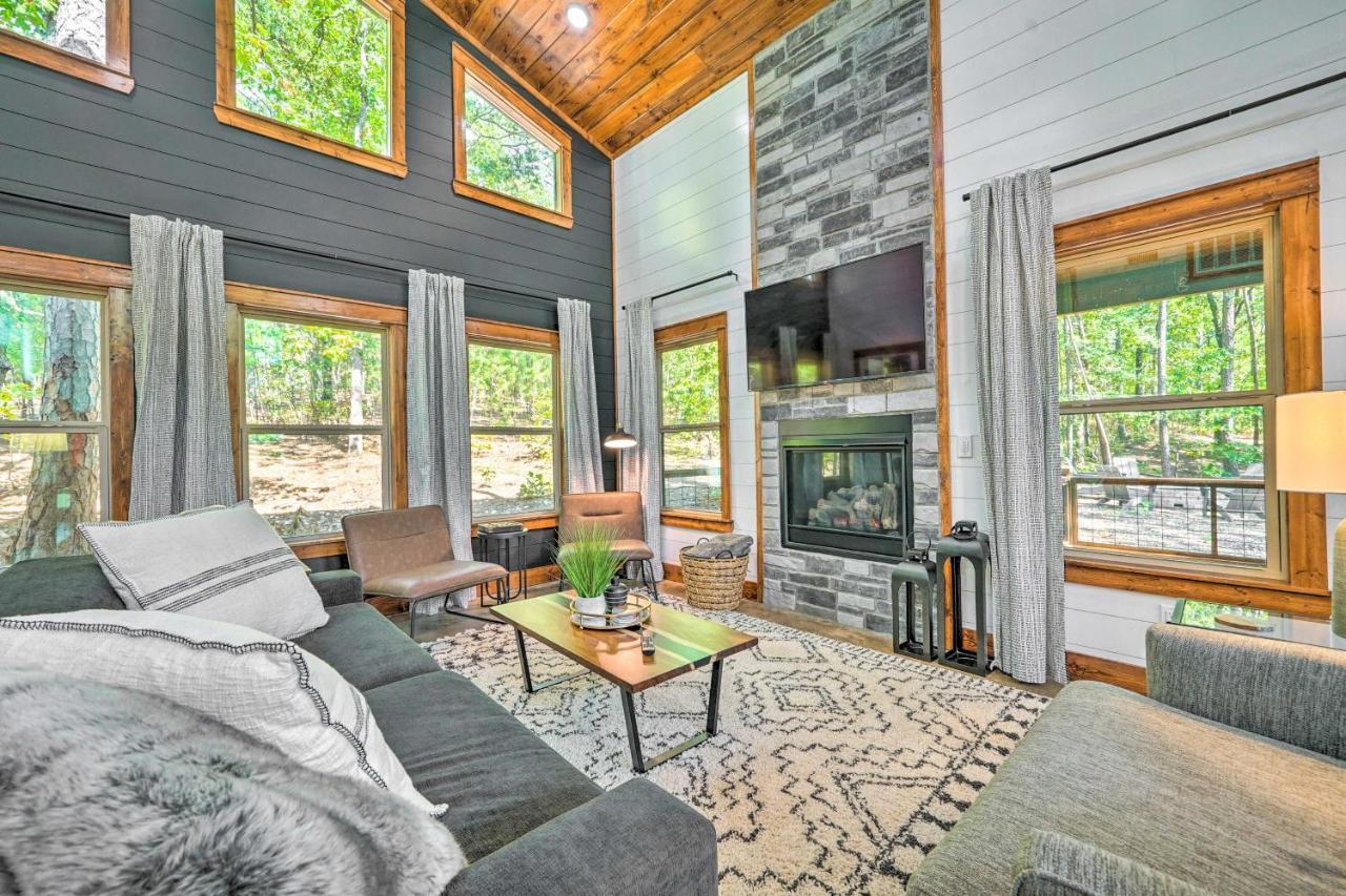 Chic Broken Bow Cabin With Hot Tub And Gas Grill! Exterior photo